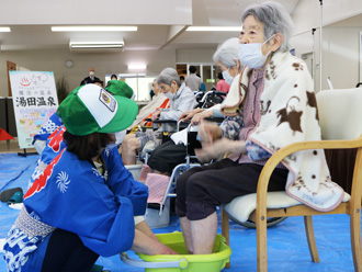 特別養護老人ホーム 福寿荘 足湯が行われました